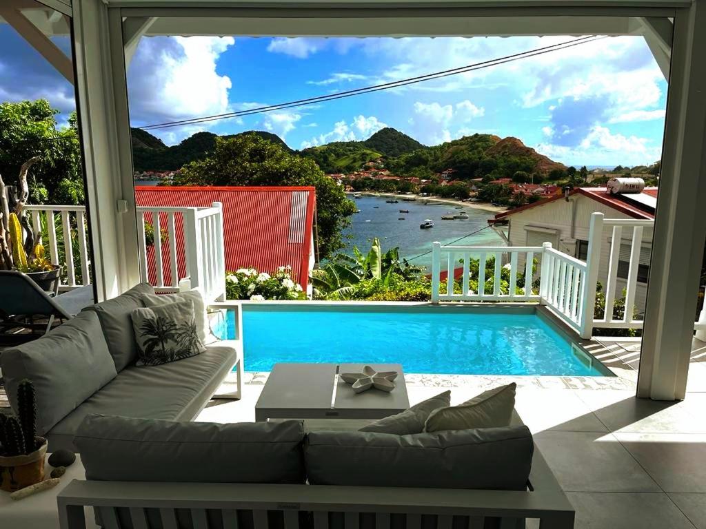 Villa Kazarev Terre-de-Haut — salon avec vue panoramique sur la piscine et la baie des Saintes